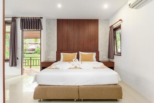 מיטה או מיטות בחדר ב-Promtsuk Buri