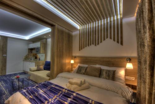 1 dormitorio con cama y espejo grande en Matrix Apartments Hrebienok en Stary Smokovec