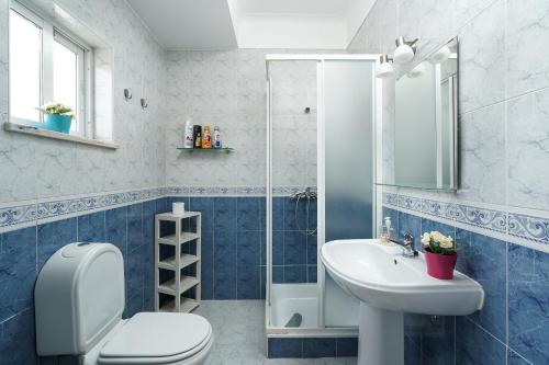 ラゴスにある♡ Casa Luisa - Famílias!の青と白のバスルーム(トイレ、シンク付)