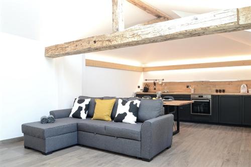 salon z kanapą i kuchnią w obiekcie Apartment El Molin - Alpe Cermis Dolomites w Calavese