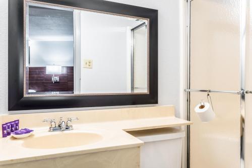 Ένα μπάνιο στο Americas Best Value Inn Searcy