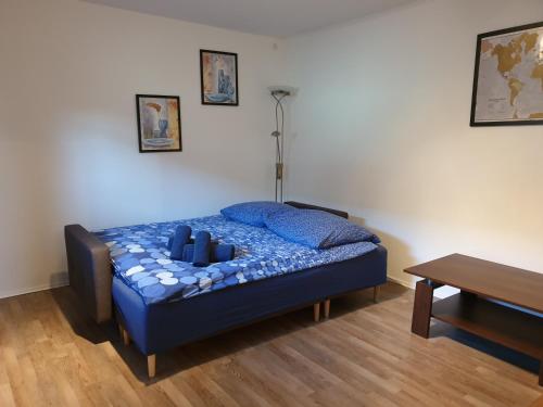 um quarto com uma cama azul num quarto em Familie Seibert em Bergen