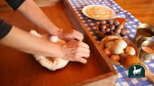 a person is preparing food on a table with eggs at Alojamiento Rural Casa Quinta Peumayen in Isla de Maipo