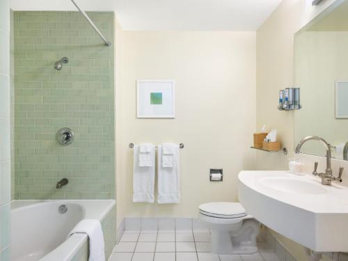 La salle de bains est pourvue d'un lavabo, d'une baignoire et de toilettes. dans l'établissement Acqua Hotel, à Mill Valley