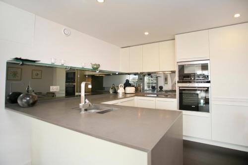 Η κουζίνα ή μικρή κουζίνα στο Veeve - Modern Edwardian
