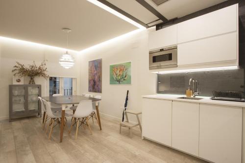 מטבח או מטבחון ב-Ku by Oldtown San Sebastian apartments