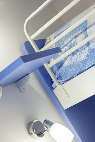 a pair of scissors sitting next to a blue shelf at L'Ancora Holidays in Punta Secca