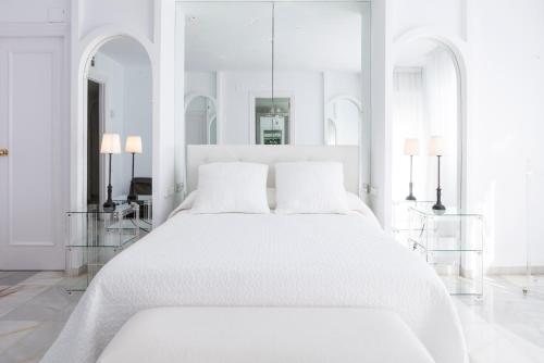 A bed or beds in a room at Hotel Suites Albayzin Del Mar