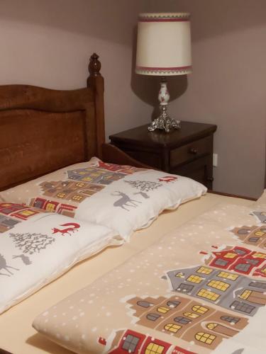 two twin beds in a bedroom with a lamp on a table at Venkovské apartmány Tiché pastviny in Stein Schönau