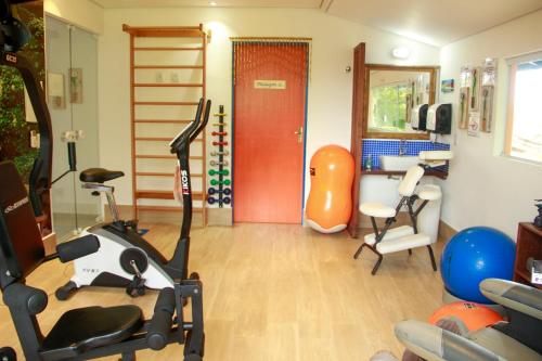 a room with a gym with a treadmill and a exercise bike at Kaliman Pousada in Ubatuba