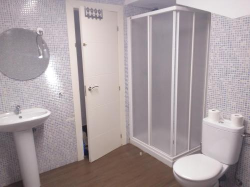 y baño con aseo y lavamanos. en Apartamento familiar Torrelavega, en Torrelavega