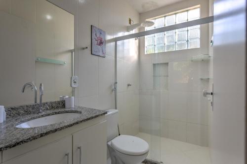 a bathroom with a toilet and a sink and a shower at POUSADA PARAISO da BARRA DA TIJUCA in Rio de Janeiro