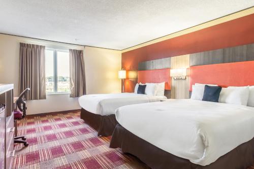 Säng eller sängar i ett rum på Countryside Suites Kansas City Independence I-70 East Sports Complex Hotel