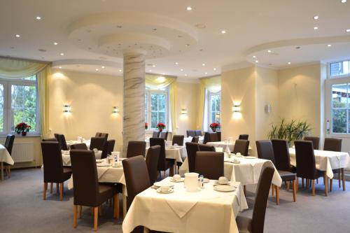 
A restaurant or other place to eat at Hotel Großbeeren
