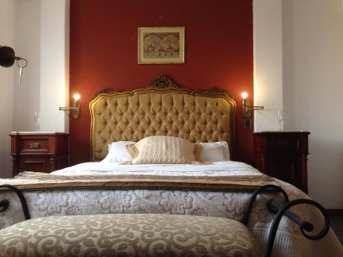 ein Schlafzimmer mit einem großen Bett und einer orangefarbenen Wand in der Unterkunft Casablanca in Lima