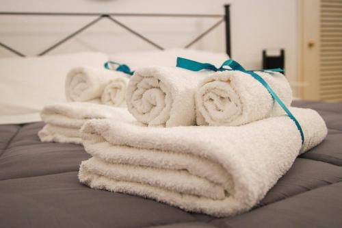 sterta ręczników na łóżku w obiekcie Suite dei Longobardi w mieście Lecce
