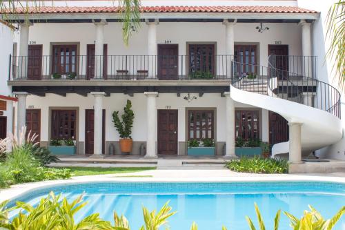 a house with a slide next to a swimming pool at Hotel Casa del Agua in Tuxtla Gutiérrez