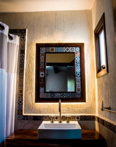 a bathroom with a sink and a mirror on the wall at Hotel Casa del Agua in Tuxtla Gutiérrez