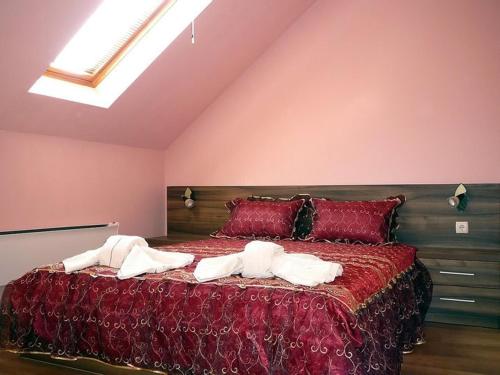 ドルナ・バニャにあるTzvetelina Palace Hotelのベッドルーム1室(大型ベッド1台、タオル付)