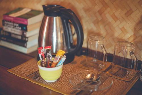 eine Kaffeekanne auf einem Tisch mit Büchern in der Unterkunft Bayview Hill Resort in Ko Lipe