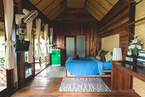 Bayview Hill Resort في كو ليبي: غرفة نوم بسرير ازرق في غرفة