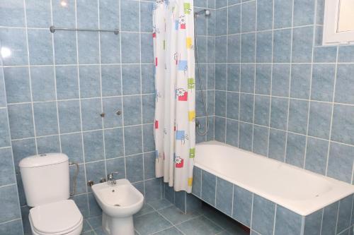 een badkamer met een toilet, een bad en een wastafel bij Апартаменты 100м2 в малом центре Еревана in Jerevan