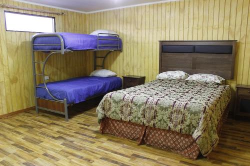 1 dormitorio con 2 literas y 1 cama en hostal iquisa, en San Pedro de Atacama