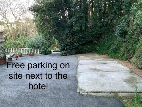 a sign that says free parking on site next to the hotel at Chalet Relogio Guesthouse in Sintra