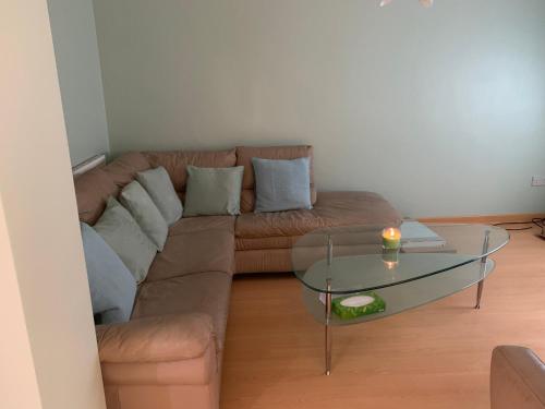 uma sala de estar com um sofá e uma mesa de vidro em Beautiful and Peaceful village location em Bishop's Wood