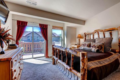 una camera con letto in legno e ampia finestra di Bear Hollow #5547 a Park City