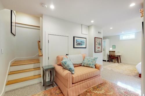 ein Wohnzimmer mit einem Sofa und einem Tisch in der Unterkunft Summer Sun in Provincetown