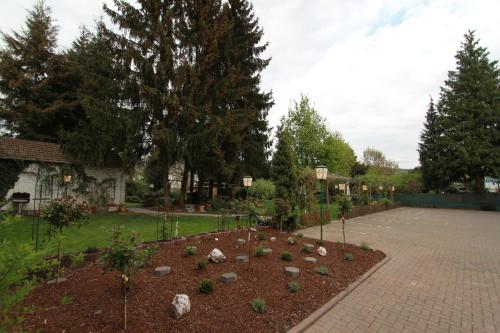 a garden with plants and rocks in a yard at Hotel zur Post in Mülheim an der Mosel