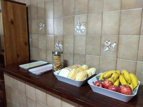 three bowls of fruit on a counter in a room at HOSTEL DU SUCA in Petrópolis