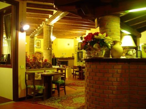 un restaurante con mesas y sillas y una pared de ladrillo en Hotel Residence Margherita, en Montecreto