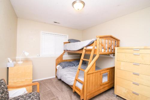 Krevet ili kreveti na sprat u jedinici u okviru objekta Charming Ogden Town home, 25 min to Snowbasin Ski Resort Duplex