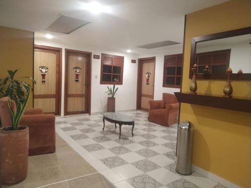 vestíbulo con sillas y mesa en una habitación en Hotel Plaza Mayor, en Duitama