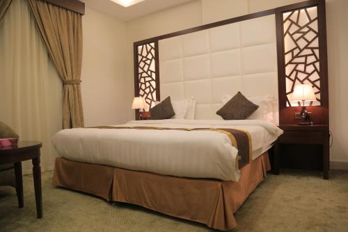 ein Hotelzimmer mit einem großen Bett und einem Fenster in der Unterkunft اصال شقق فندقية فرع حراء in Dschidda