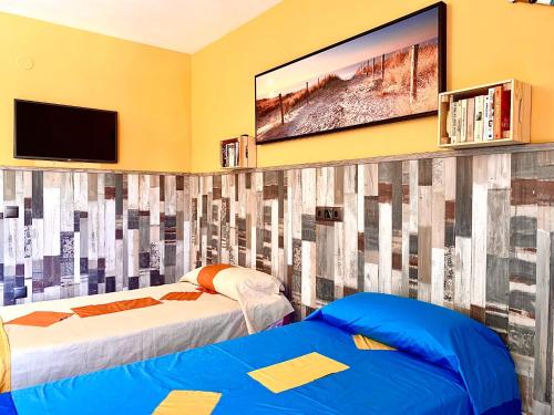 ベナルマデナにあるJP - 3.0のベッド2台、薄型テレビが備わる客室です。