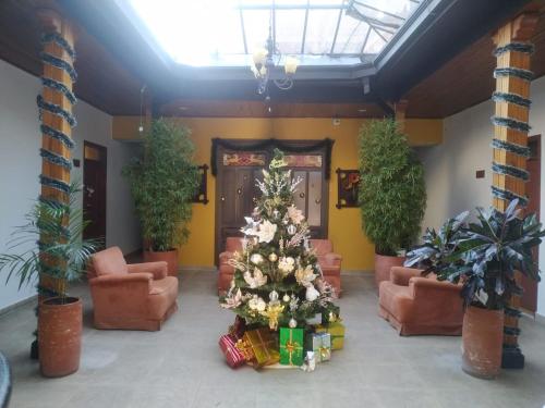 un arbre de Noël dans le hall d'un immeuble dans l'établissement Hotel Plaza Mayor, à Duitama