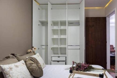 sala de estar con cama y sofá en Pertinho CONSULADO AMERICANO Ar Condicionado 2 quartos Até 5 pessoas Av Carlos Gomes, en Porto Alegre