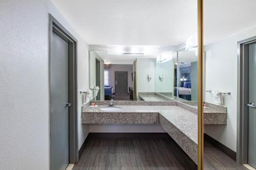 Ванная комната в Days Inn & Suites by Wyndham Webster NASA-ClearLake-Houston