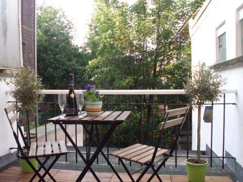 patio ze stołem i krzesłami na balkonie w obiekcie Apartments Suites in Antwerp w Antwerpii