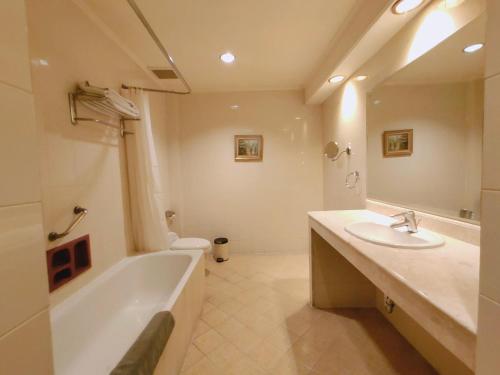 Et badeværelse på Hotel Indah Palace Solo