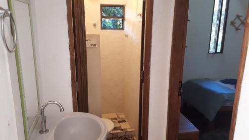 een badkamer met een toilet en een wastafel bij Casa dos Gatos in Vale do Capao