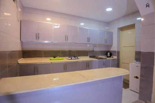 Kuchyň nebo kuchyňský kout v ubytování Yar Furnished Apartments