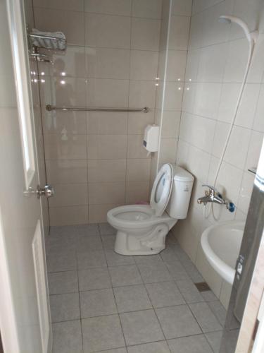 ein Badezimmer mit einem WC, einem Waschbecken und einer Badewanne in der Unterkunft Li Yuan Homestay in T'ien-chung