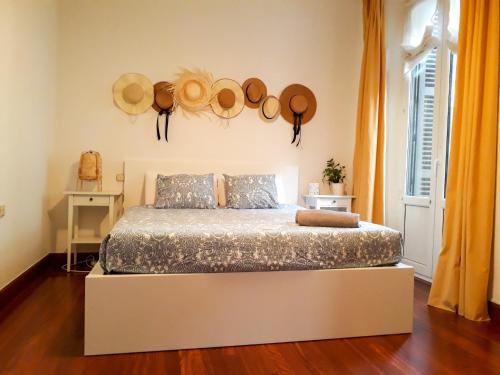 ein Schlafzimmer mit einem Bett mit Hüten an der Wand in der Unterkunft Casa 17 in San Sebastián