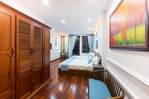 a bedroom with a bed and a window at Bill Ben Homestay Hoi An in Hoi An