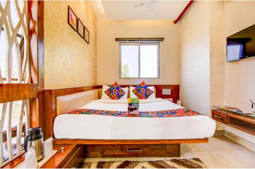 een slaapkamer met een bed in een kamer bij FabHotel The Khushi Regent in Bhopal