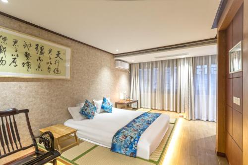 Кровать или кровати в номере Suzhou Jade Snow Lodge